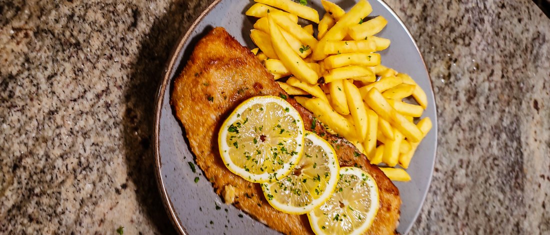 Schnitzel Wiener Art beim Restaurant und Campingplatz Haumühle in Simmertal